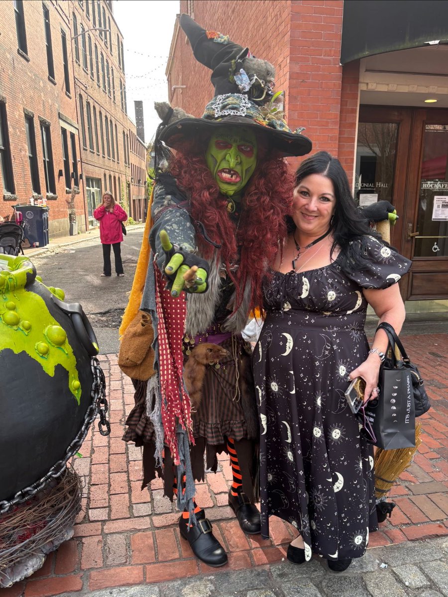 LastWitchFilm's tweet photo. HAPPY HALLOWEEN to All Witches, Past, Present, and Future, from THE LAST WITCH!!! - https://t.co/3mEK3HbbCt https://t.co/pk4t1QIkzd