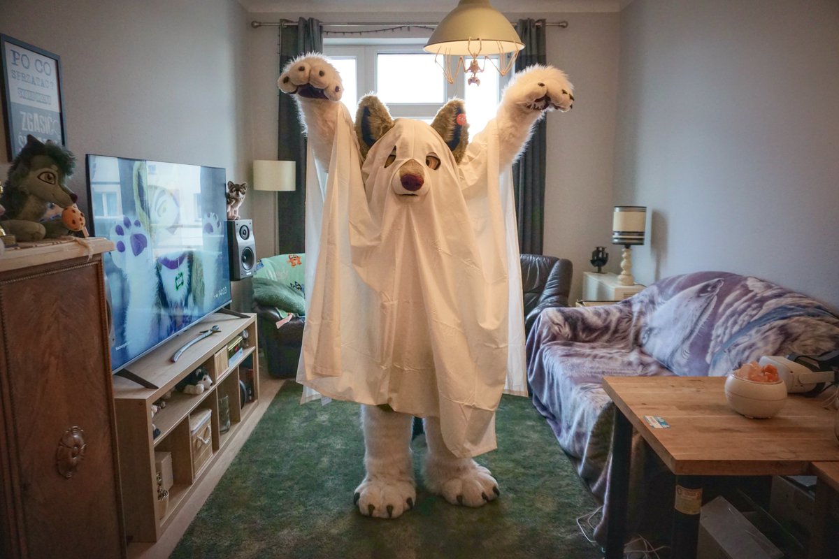 Awooooooooooo! *spooky awoo wolf noises* Awoooooooooooooo!

#FursuitFriday #Furry #Fursuit #Fursuiter #Furryfandom #Furrycommunity #Fursona #wolf #himalayanwolf #halloween