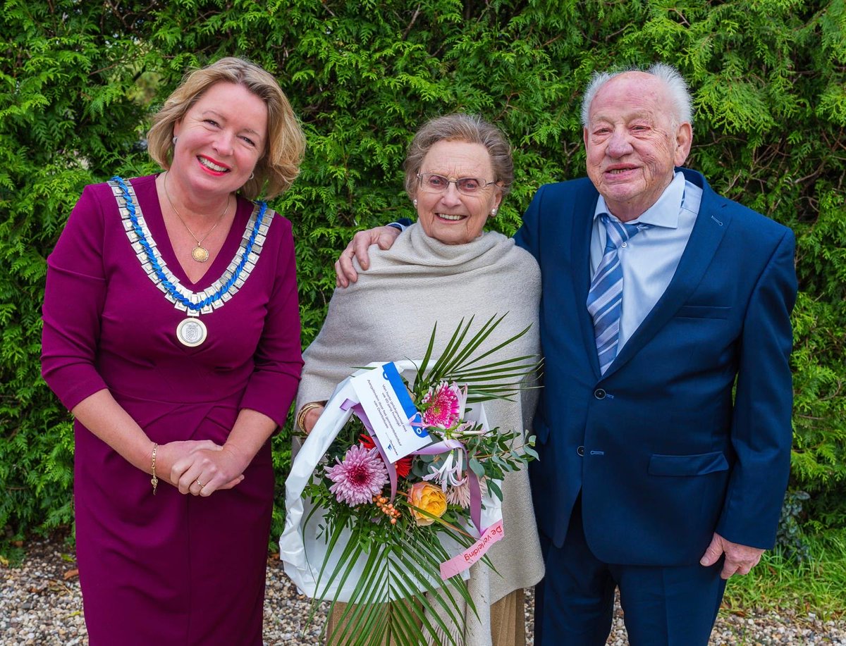 BurgmOverbetuwe's tweet photo. Vanmiddag bijzonder gezellig op ☕️bezoek geweest bij het echtpaar Willemsen-Rietveld in #SlijkEwijk voor hun 65-jarig huwelijk 🎉 Nogmaals van harte gefeliciteerd met uw #briljanten huwelijk namens gemeente #Overbetuwe💐 https://t.co/Pu3tBP2n93