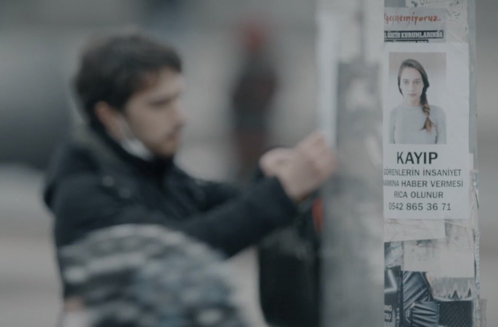 soullpath's tweet photo. Kıyamam ya, ilk başlarda ne kadar umursamasa da terkedilmenin farkına sonradan varınca gururu incindi tabii. Arayıp duruyor çaresizce🥺💔 #HayatFilmi https://t.co/Kb4ooypCNP