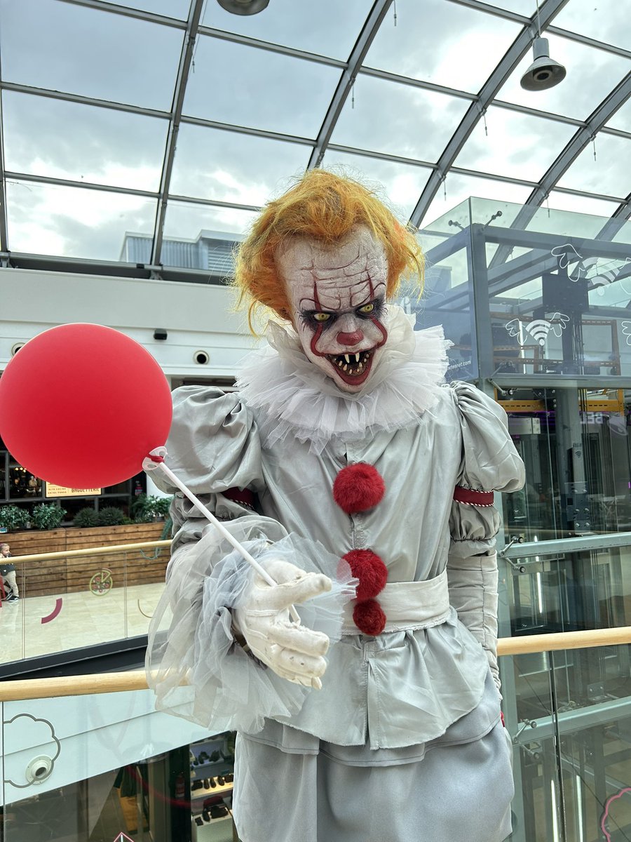 Hay ambientillo en el centro comercial. #Halloween2025