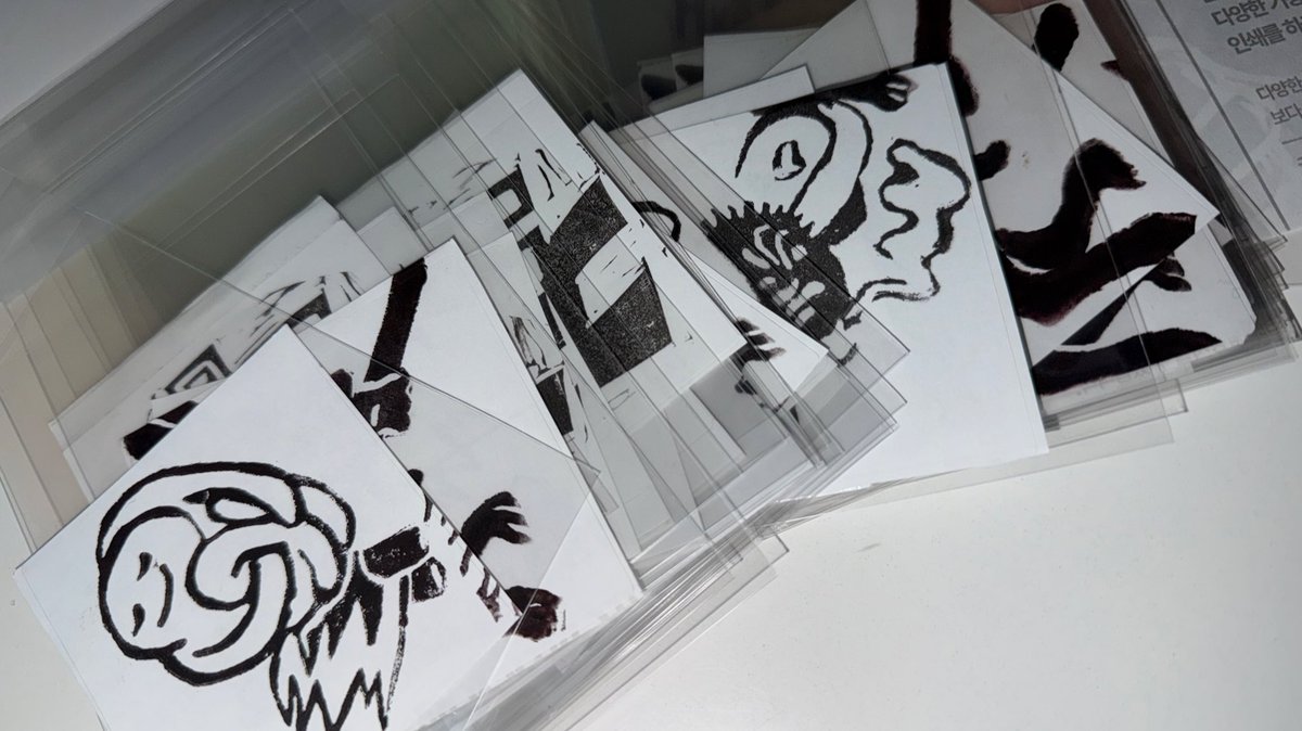 언노욱 북 페스티벌에서 미들핑거클럽의 인스타를 팔로우 해 주시면 직접 찍고 포장한 판화 스티커를 무료 나눔 해 드립니다!