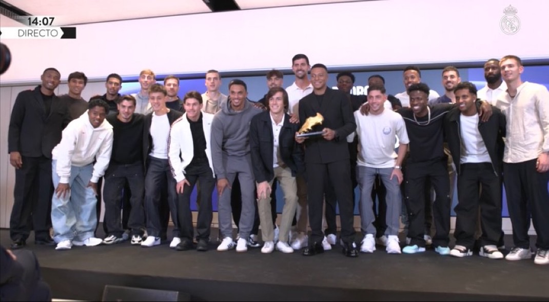 theMadridZone's tweet image. 🚨 THE WHOLE TEAM PRESENT FOR KYLIAN MBAPPÉ&apos;S GOLDEN BOOT CEREMONY. 🤍🤍🤍🤍