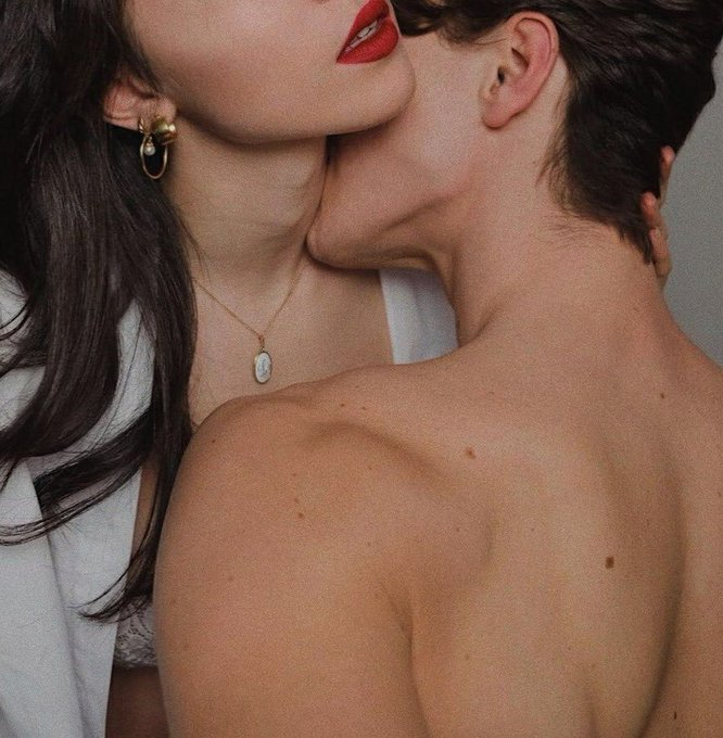 cokmutsuz18's tweet image. neck kisses 😩