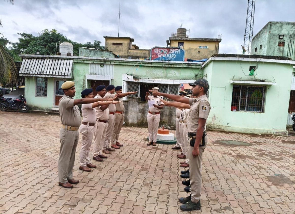 SPkoraput's tweet photo. Jeypore Sadar PS organized an essay competition at Govt. SSD Higher Secondary School, Bamuniput and prizes were distributed to the winners on the occasion of #RashtriyaEktaDiwas to celebrate the spirit of unity and harmony.
#RashtriyaEktaDiwas2025 #SardarPatel150 #EktaDiwasBharat https://t.co/26Z7n2JLQK