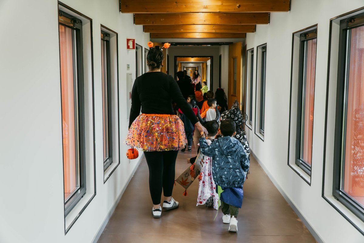 Em 𝗗𝗶𝗮 𝗱𝗮𝘀 𝗕𝗿𝘂𝘅𝗮𝘀 🧙‍♀️, o <a href="/terinov_pct/">TERINOV - Science and Technology Park</a> recebeu a visita de cerca de 40 crianças do Jardim de Infância 𝗢 𝗚𝗶𝗿𝗮𝘀𝘀𝗼𝗹.

Várias  empresas residentes juntaram-se à iniciativa, oferecendo doces e um  acolhimento especial aos nossos pequenos visitantes. 🍬