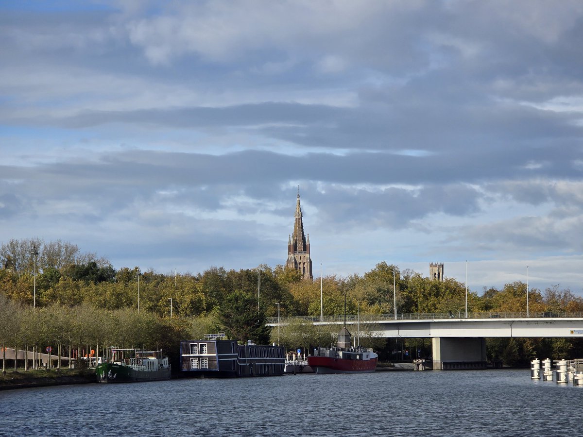 Brugge - 14u18 - 31.10.2025 #vrtweer @buienradarBE  <a href="/hetweerlokaal/">Het Weer Lokaal</a> <a href="/Weerbord/">Weerbord☀️☔️</a> <a href="/HetweerinBelgie/">Meteo Reni - Het weer in België</a>