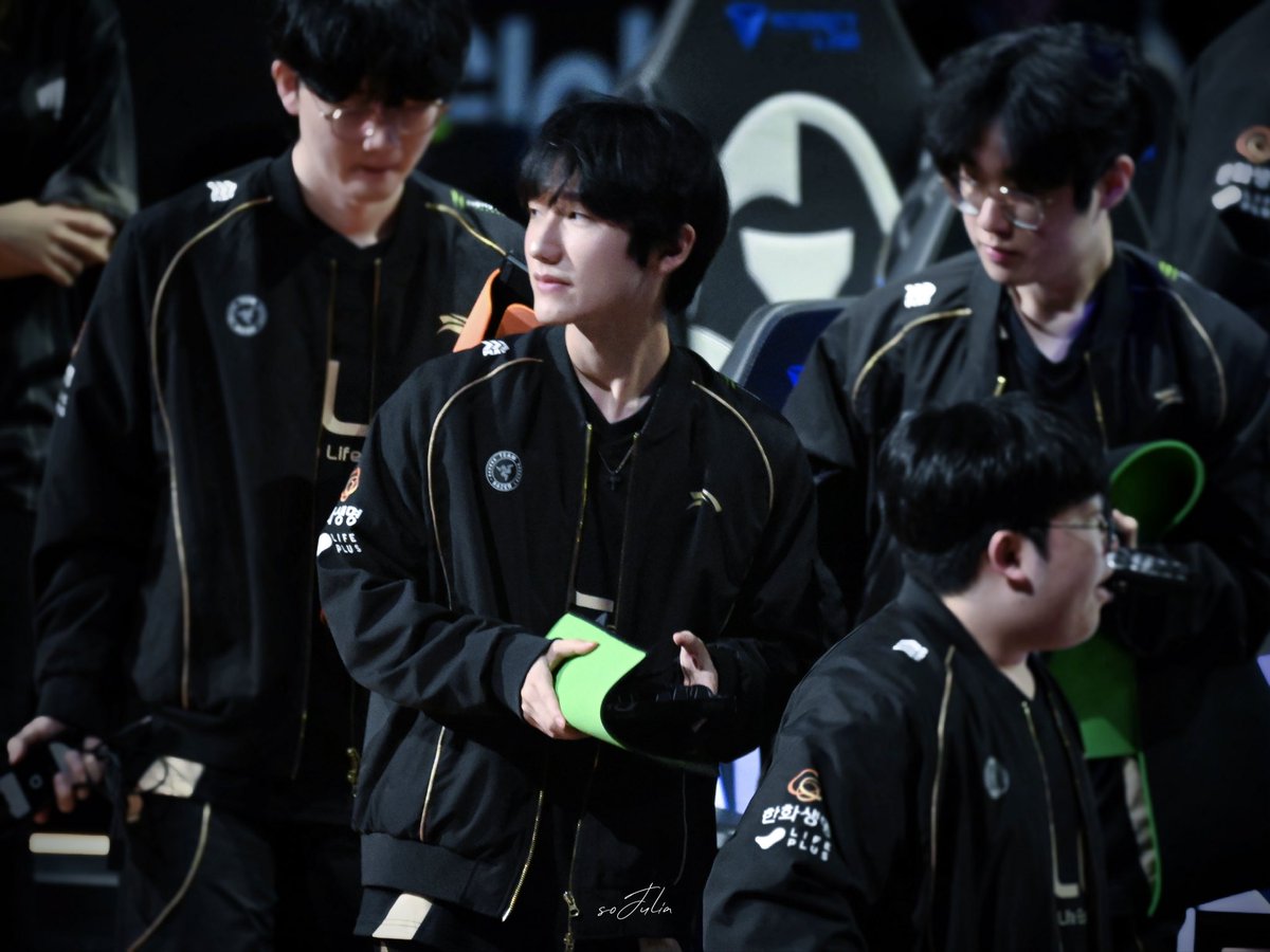 SoJulia14's tweet photo. 251028 Worlds Quarterfinals

i tried my best to calm down.

but when i realized this might be the last time he looked up at the field and the audience he loved so much, i just screamed his name to try to keep him. 

That really makes me wanna die..

#Peanut #피넛 #Worlds2025 https://t.co/jKPEvcOueo