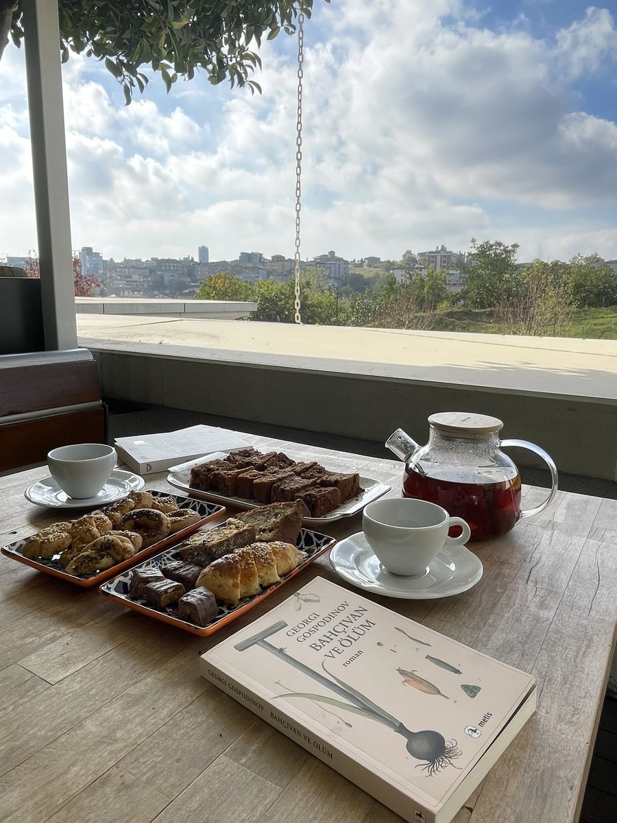 Kurumun en minnoş iki memuru olarak gerekeni yaptık :) En güzel manzaralı yerde kitap okuma saati yaptık 🫀Bu haftayı da bitirdiğimize göre çok çok şükğr ♥️