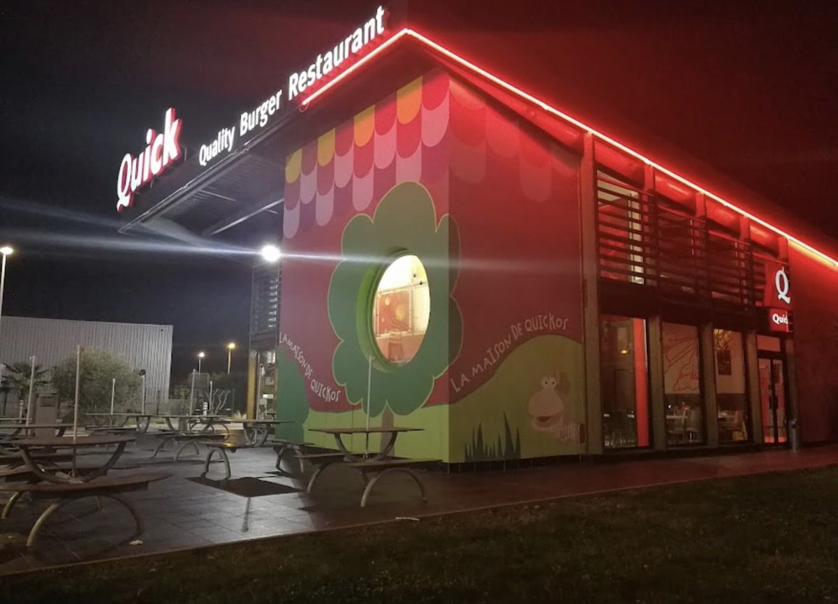 ImpactMediaFR's tweet photo. 🚨🇫🇷 ALERTE INFO !

EXÉCUTION GLACANTE À ALÈS 🤯

Un jeune homme de 22 ans a été abattu de trois balles dans la tête alors qu’il se trouvait dans sa voiture sur le parking du Quick d’Alès (Gard).

Deux jeunes femmes, dont sa petite amie, étaient présentes au moment des faits, avant de prendre la fuite juste après les tirs.

Le ou les tireurs, arrivés dans un second véhicule, ont ouvert le feu à bout portant avant de disparaître.

👉 Les auteurs sont activement recherchés.

(Midi Libre / 20 Minutes)