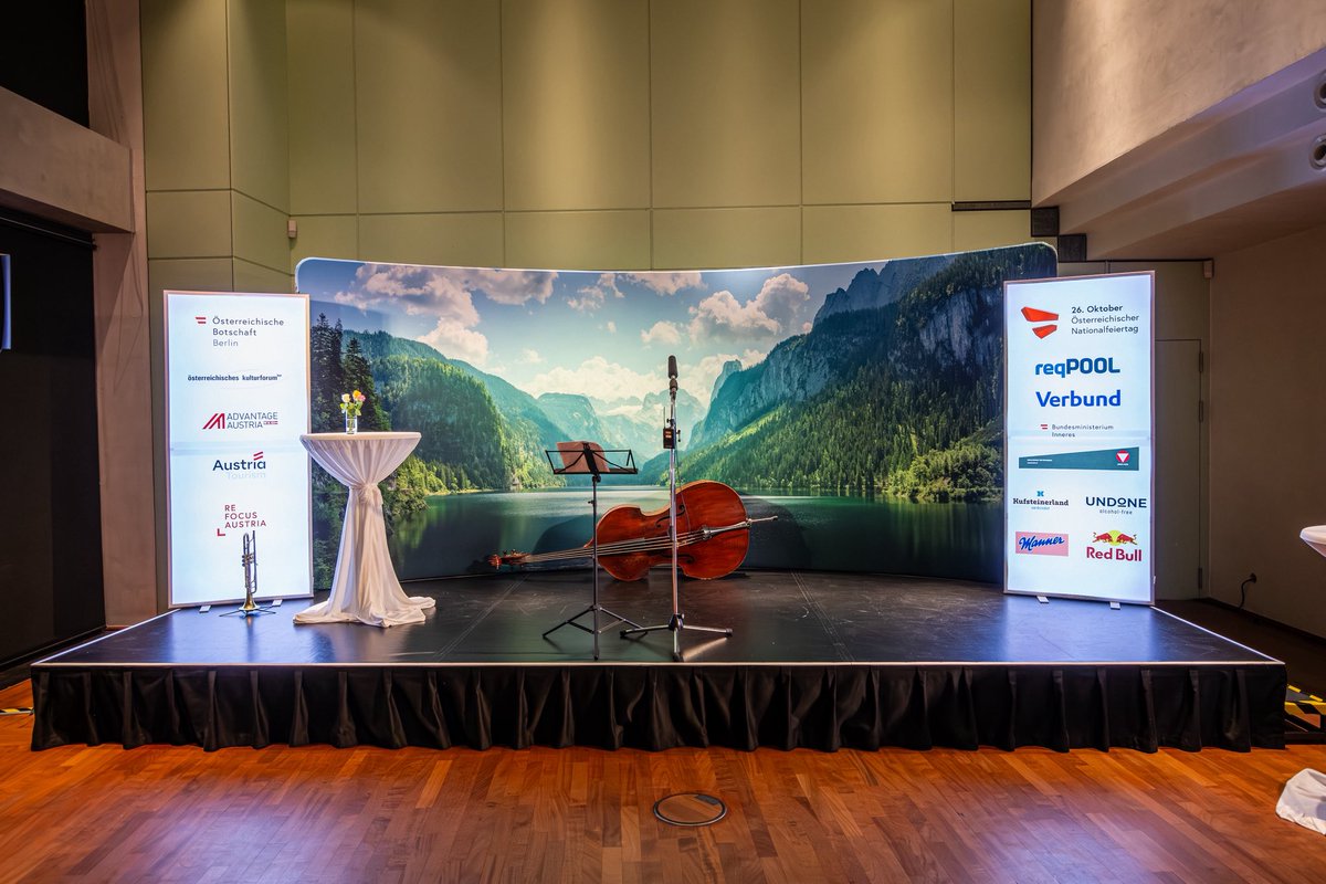 🇦🇹 #Nationalfeiertag2025 in Berlin: Botschafter Dr. Alexander Marschik betonte die enge 🇦🇹-🇩🇪 Zusammenarbeit in seinen Begrüßungsworten. Den Abend begleiteten das Jazz-Trio Stevie Moser, DJ Ramon &amp; österreichische Küche. 
Vielen Dank den Partnern &amp; Sponsoren!#ÖsterreichInBerlin