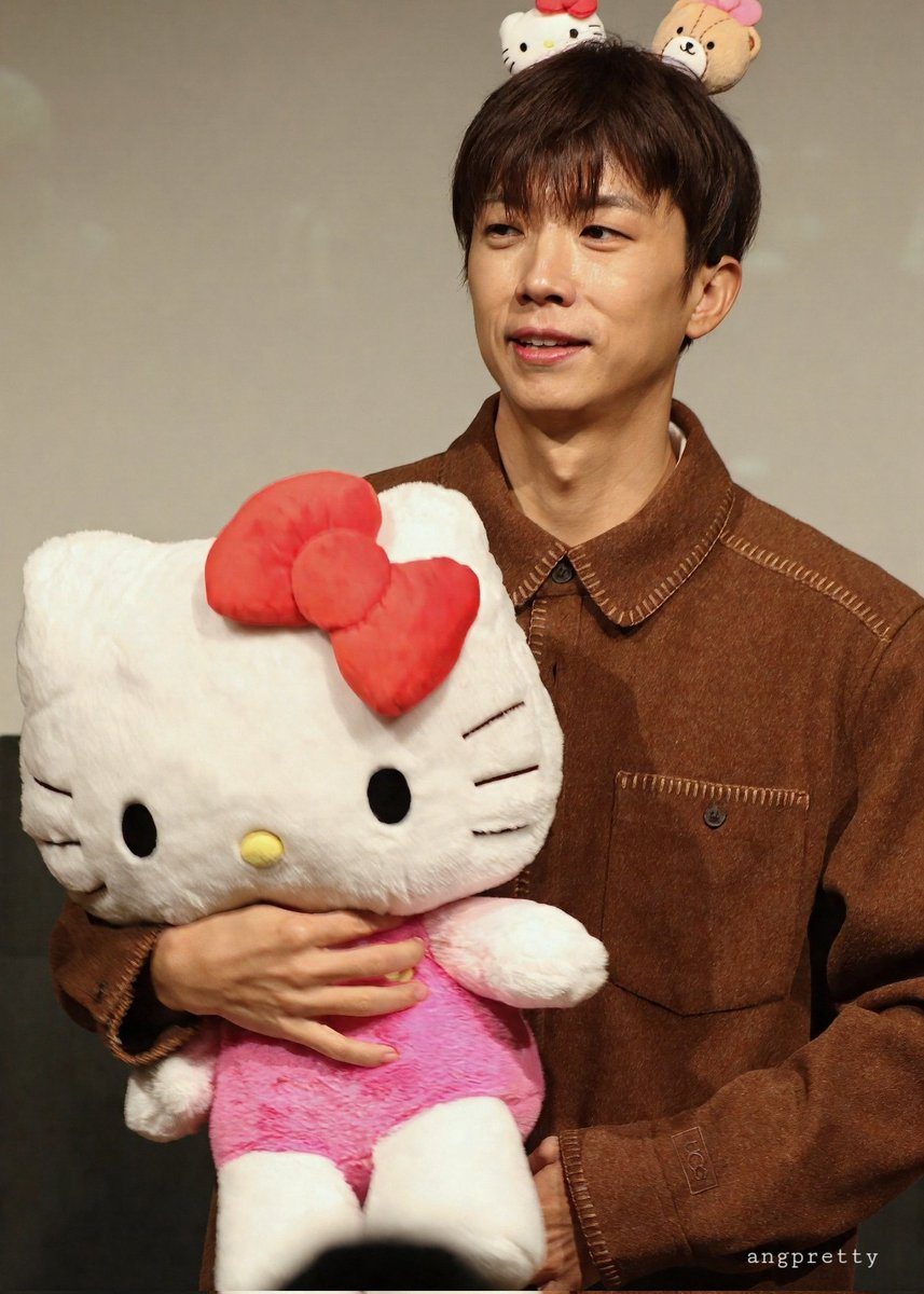 251026  I'm into 뮤직플랜트 팬싸인회
나도 키티가 있는 우영이를 갖고싶었다
나는 사실 키티를 조아하지 않아
키티옆에 있는 우영이를 조아하지 💙 

#장우영 #우영 #WOOYOUNG #2PM #2PM우영 #ウヨン 
#Im_into #ThinkTooMuch #TTM