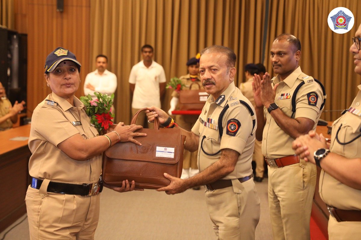 CPMumbaiPolice's tweet image. अविस्मरणीय असा हा खाकीचा प्रवास!

मुंबईच्या सुरक्षेसाठी तुम्ही अहोरात्र झटून केलेली निस्सीम सेवा कायम लक्षात राहील. मुंबई पोलीस दलातील सेवानिवृत्त सहकाऱ्यांना आरोग्य, आनंद आणि समाधानाने भरलेले आयुष्य लाभो, हीच शुभेच्छा!

#KhakiNeverRetires
#HappyRetirement