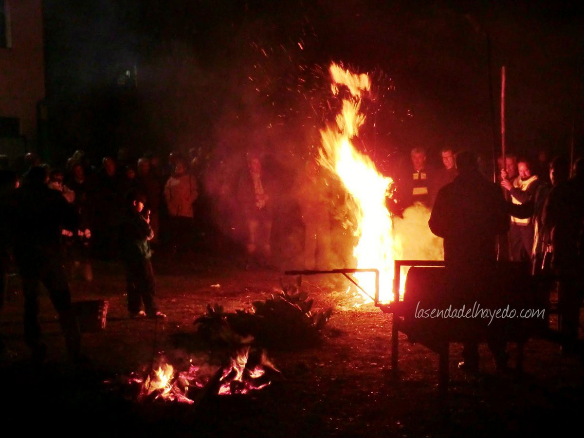 sendadelhayedo's tweet photo. Comienza #noviembre con los #magostos y #amaguestos en nuestro noroeste castreño.

☝️ No debéis perderos el de Páramo del Sil y el de Santa Marina del Sil #León #Bierzo 

♨️ Uno de los rituales más genuinos de nuestra tierra

 [ https://t.co/HqnuN9hrlt] https://t.co/6Kr6PKvMnc