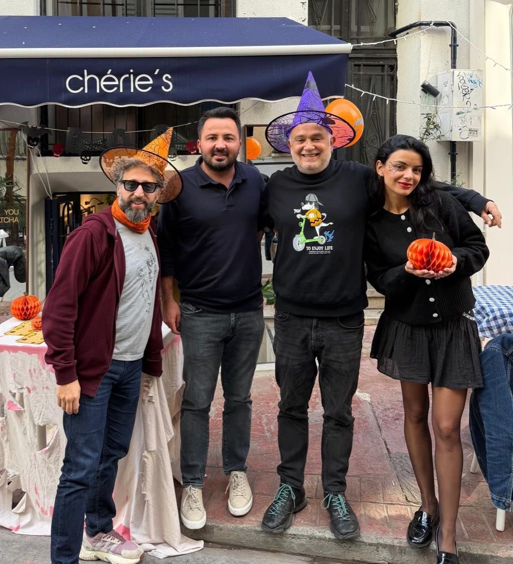 🎃 Cadılar Bayramı kutlu olsun!  
Cihangir'de gülümsemesi bol, ruhu neşeli bir gün olsun. 🍭 
Herkese tatlısı bol bir bayram dileriz! 🧡  
#cadılarbayramı #happyhalloween
<a href="/kilicalimuhtar/">Halil Kalafat</a>