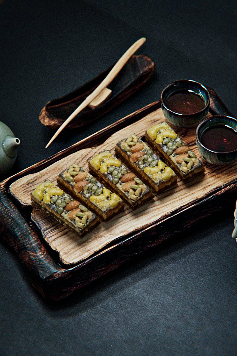 ehsan3dart's tweet image. 🍪A photorealistic 3D model of a chocolate snack bar topped with dried fruit, pumpkin seeds, almonds, and peanuts. Perfect for food visualization, healthy snack ads, and cinematic product renders.