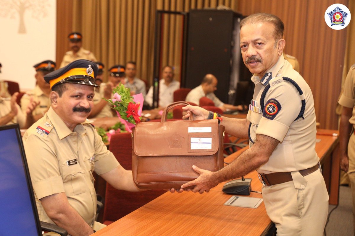 CPMumbaiPolice's tweet image. अविस्मरणीय असा हा खाकीचा प्रवास!

मुंबईच्या सुरक्षेसाठी तुम्ही अहोरात्र झटून केलेली निस्सीम सेवा कायम लक्षात राहील. मुंबई पोलीस दलातील सेवानिवृत्त सहकाऱ्यांना आरोग्य, आनंद आणि समाधानाने भरलेले आयुष्य लाभो, हीच शुभेच्छा!

#KhakiNeverRetires
#HappyRetirement