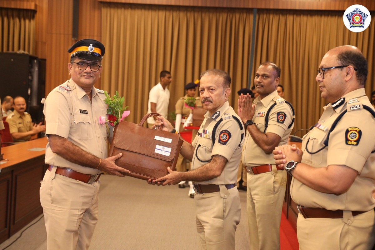 CPMumbaiPolice's tweet image. अविस्मरणीय असा हा खाकीचा प्रवास!

मुंबईच्या सुरक्षेसाठी तुम्ही अहोरात्र झटून केलेली निस्सीम सेवा कायम लक्षात राहील. मुंबई पोलीस दलातील सेवानिवृत्त सहकाऱ्यांना आरोग्य, आनंद आणि समाधानाने भरलेले आयुष्य लाभो, हीच शुभेच्छा!

#KhakiNeverRetires
#HappyRetirement