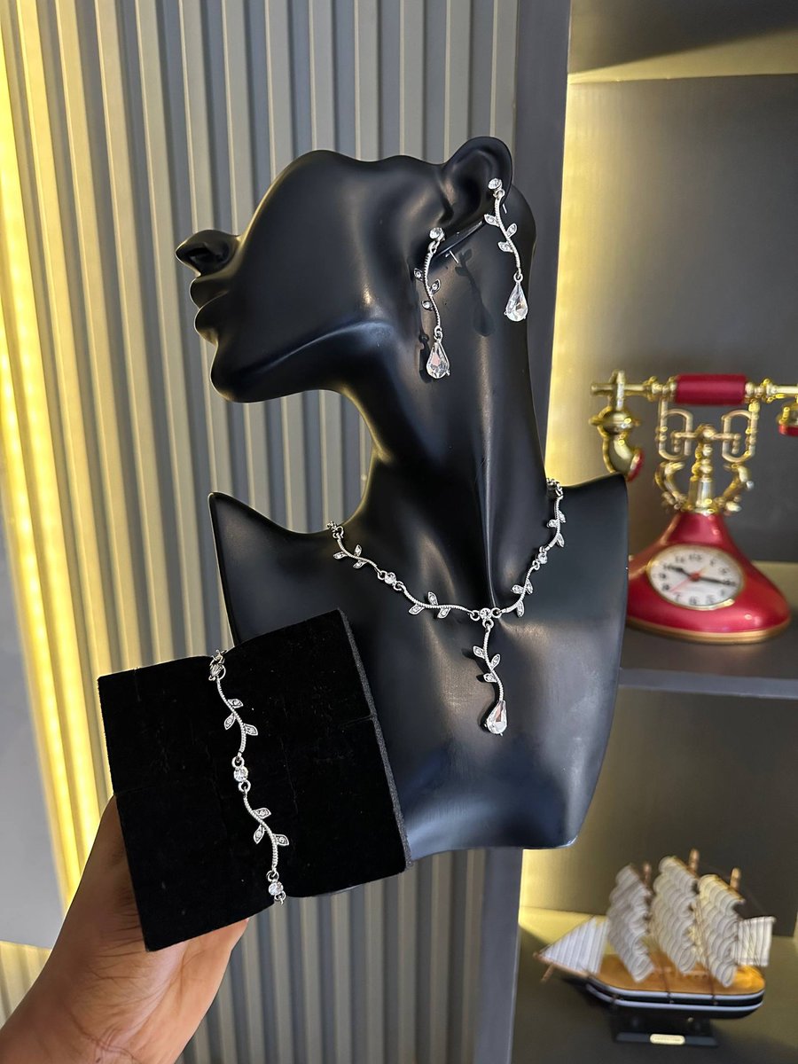 AccesoryGems's tweet image. Cute dainty sets for her😍😍😍
Price:#12,000
Send a dm to order
Location:Lagos
Nationwide delivery 
Pls repost