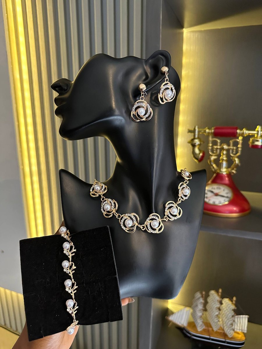 AccesoryGems's tweet image. Cute dainty sets for her😍😍😍
Price:#12,000
Send a dm to order
Location:Lagos
Nationwide delivery 
Pls repost