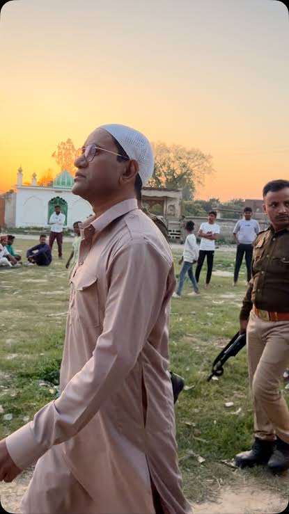 samajwadi90656 (@samajwadi90656) on Twitter photo जुम्मे के नमाज अदा करने जाते है खेसारी लाल यादव !
अब कुछ जलनखोर बोलेंगे कि नहीं नहीं ये तो दूसरों को मुल्ला कहने वाला निरहुआ है! जुम्मे के नमाज अदा करने जाते है खेसारी लाल यादव !
अब कुछ जलनखोर बोलेंगे कि नहीं नहीं ये तो दूसरों को मुल्ला कहने वाला निरहुआ है!