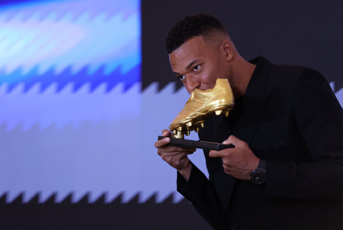 elchiringuitotv's tweet photo. 🌟 @KMbappe recibe la BOTA de ORO de la temporada 24-25 🌟 https://t.co/gV83jdWMmZ