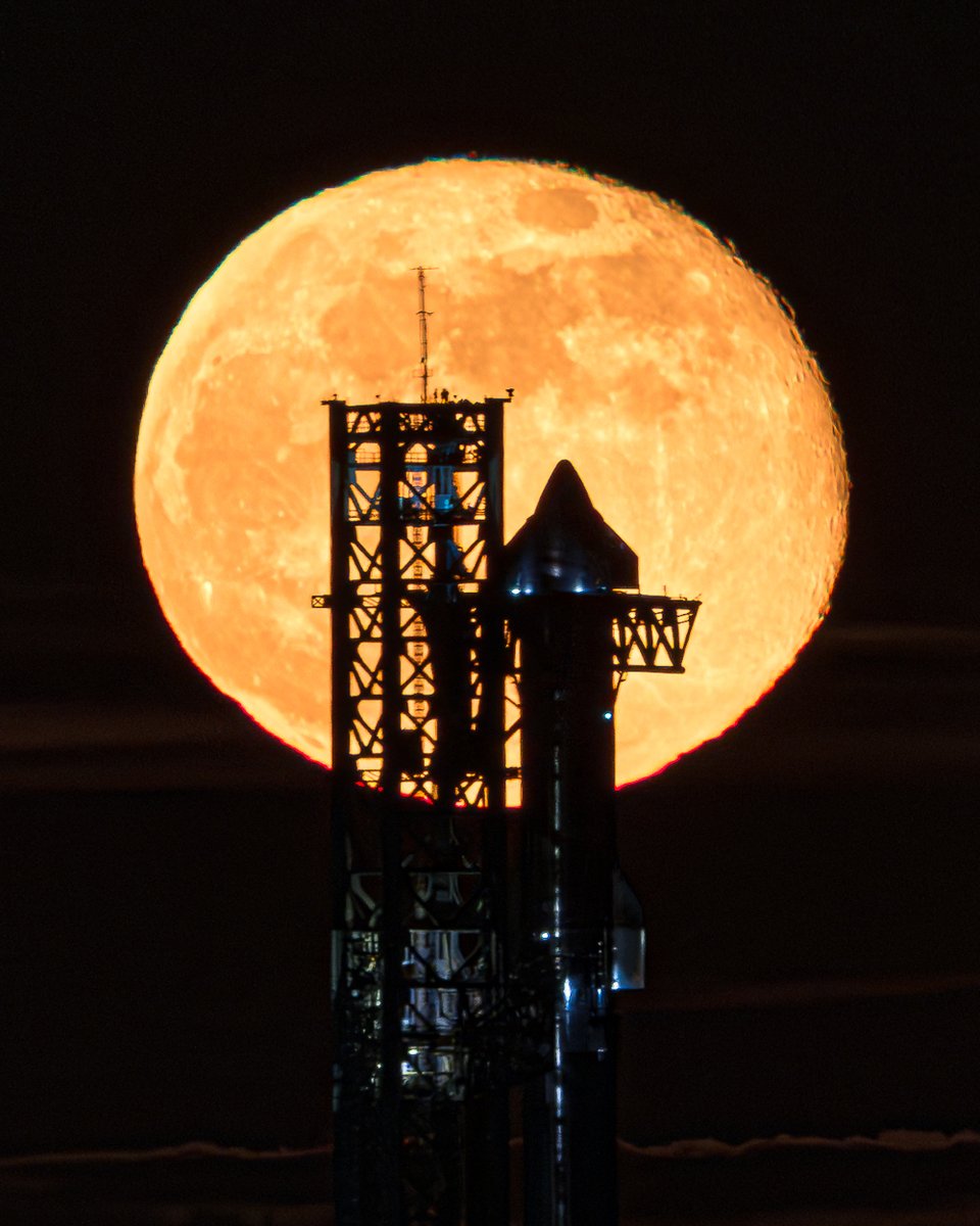 johnkrausphotos's tweet image. This is a real photo, not AI, of the Moon rising behind Starship.
Let’s go to the Moon again. Let’s go and stay.
Let’s go build Moon Base Alpha!
Starship will do so 🚀