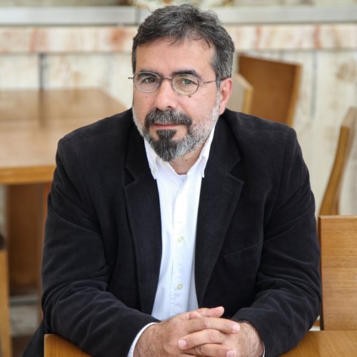 felsefebulvari's tweet image. Bugünü, yani şimdi, yani ânı unutmak aslında ne acı verici değil mi? 
Elde olmayan bir gelecek adına eldeki biricik şeyi, şimdiyi terk etmek?  

- Dücane Cündioğlu