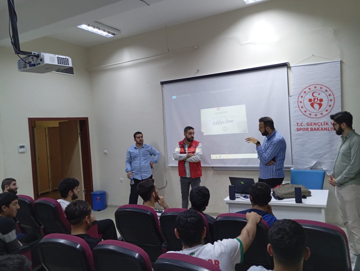 Manevi danışmanımız ile gençlik merkezimizi ziyaret eden gençlerimiz ve kursiyerlerimiz ile değerler atölyesi eğitimlerimiz devam ediyor.
#MerkezimdeSenVarsın
#DeğerlerAtölyesi
#GSBGM