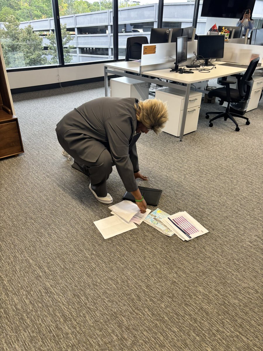 📍 Atlanta’s Best Public Defender
👨🏾‍⚖️ Bradford A. Burton | Attorney at Law
“I do the Lord’s work… if the payment goes through.” 😎💼
#PublicDefender #AtlantaLawyer #AttorneyLife #JusticeServed #Passedthebaronthe8thtry