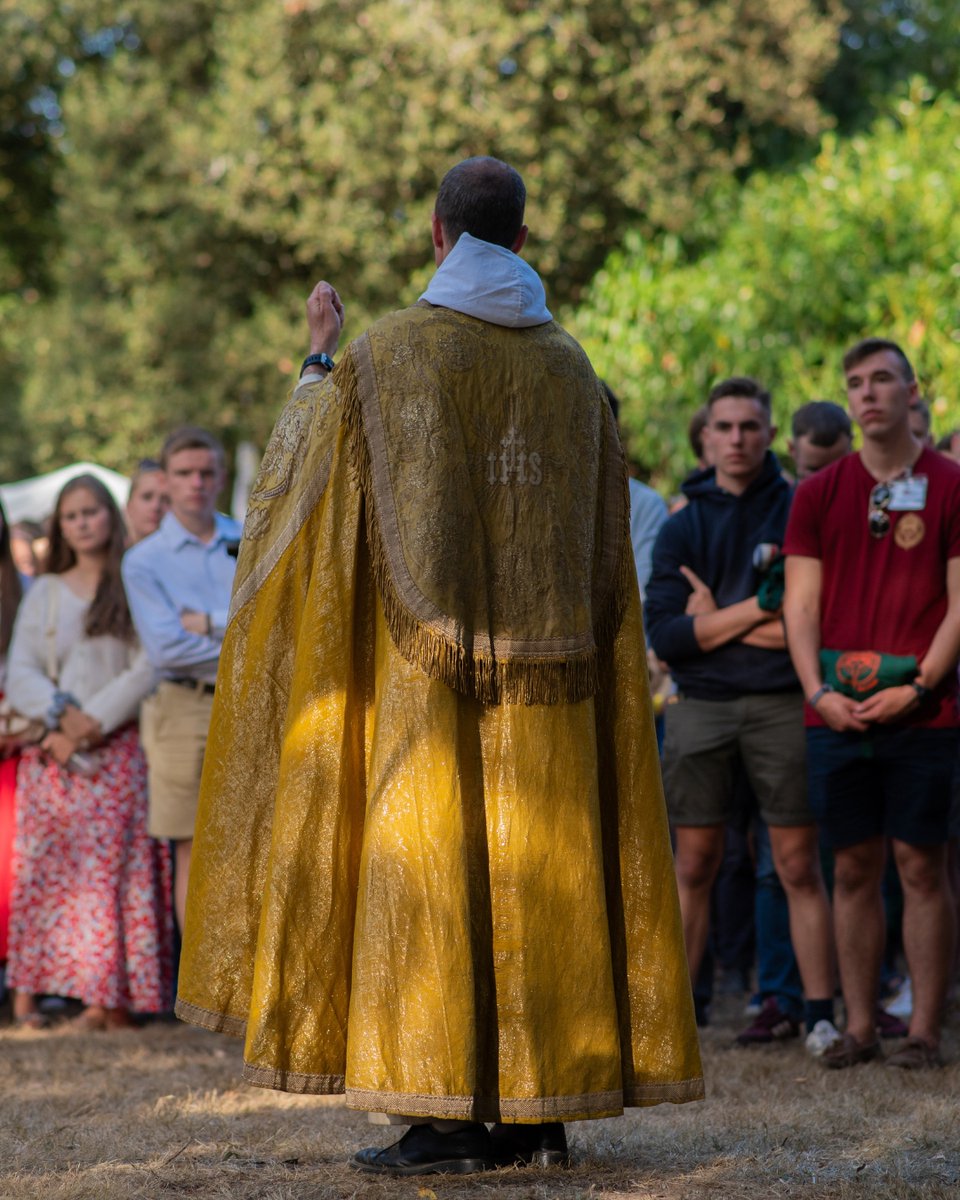 Dans un monde saturé de bruit, il reste des lieux où l’on retrouve le silence et la présence de Dieu.
Où la foi devient visible, charnelle.
Par la liturgie, la beauté redevient un langage.
