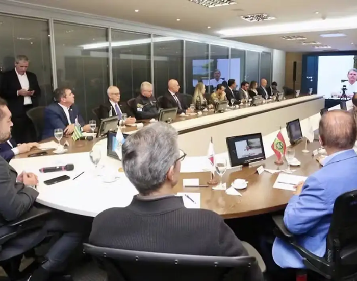 🚓 Após megaoperação no RJ, governadores anunciam criação do 'Consórcio da Paz'.

Saiba mais: alvoradafm.com.br/noticias/detal…

Foto: Governo do RJ/Divulgação