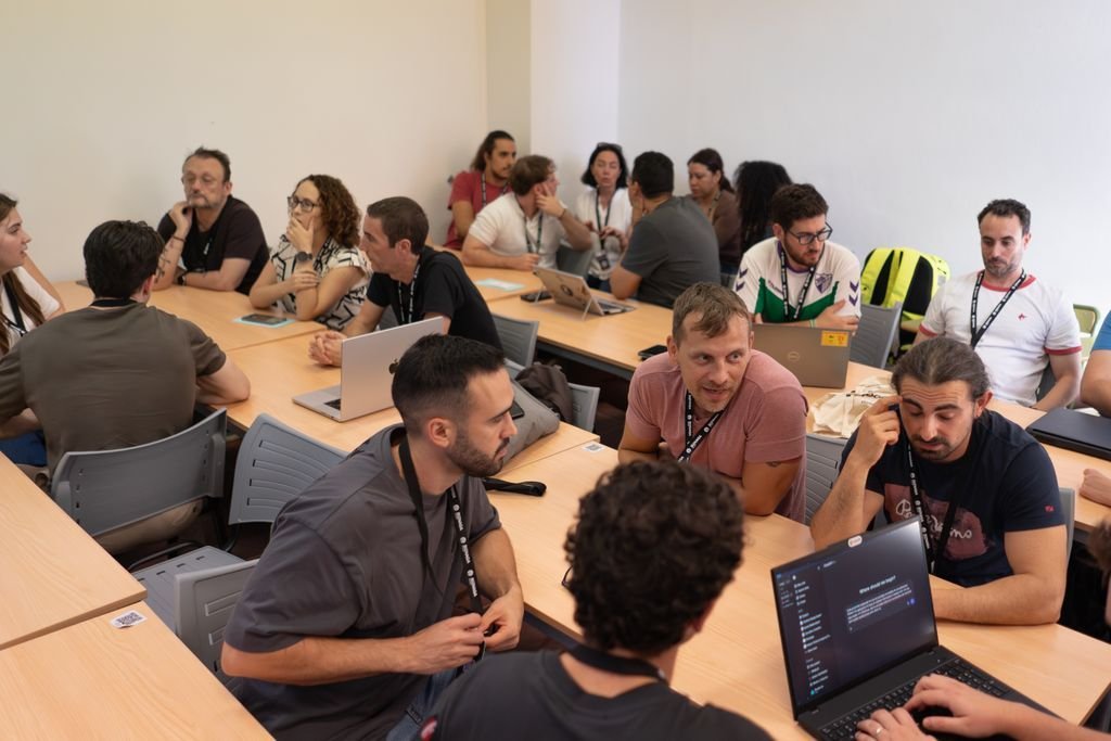 BiznagaFest's tweet image. 🌍La comunidad es el corazón de #BiznagaFest 

Este año nos acompañaron @GDGgranada , @GDGSevilla , @GdgJaen  y @GDGCordobaESP , junto a @Vertigo87 , PM &amp;amp; DevRelations de Google 💪

Gracias por compartir energía, ideas y ganas de seguir construyendo juntos 🚀
#GDGMálaga #GDGSpain