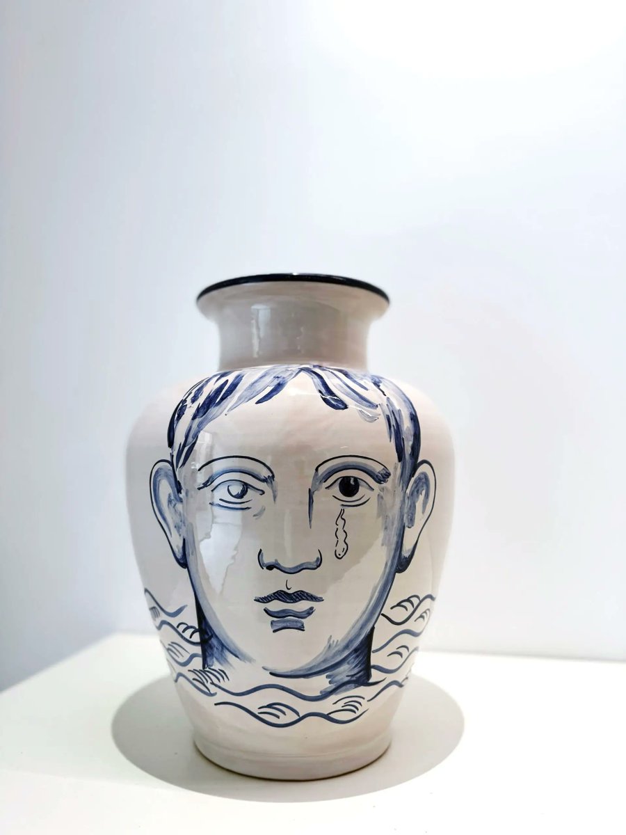 ArteMad's tweet photo. Una escenografía donde los arquetipos del inconsciente colectivo resuenan con ecos contemporáneos.
ÚLTIMOS DÍAS para visitar la primera muestra de Los Bravu en #ElApartamento: "Donde el aire es fresco
y las flores tiemblan" https://t.co/IF5CE3KTUC
📅 Hasta el 1 de noviembre. https://t.co/0OeA7dJhQn