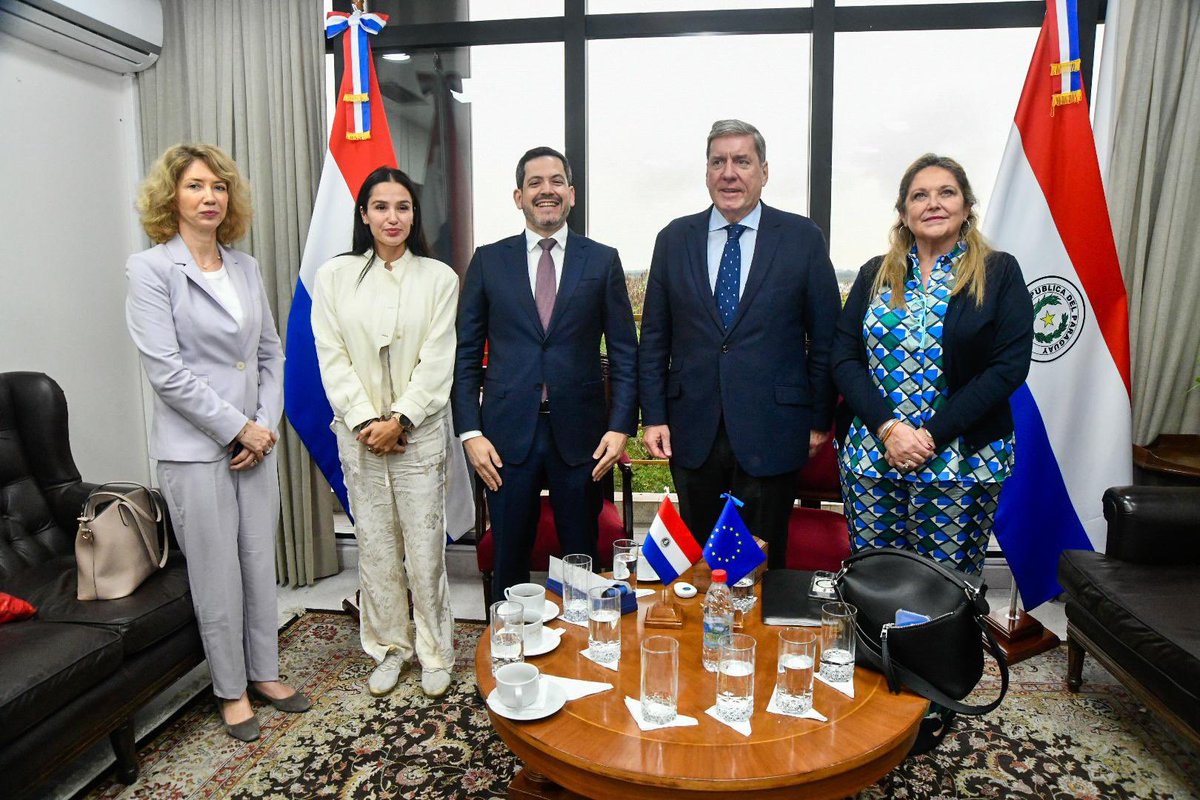 Recibí a una delegación de parlamentarios de la Unión Europea encabezada por Gabriel Mato.
Hablamos sobre el acuerdo entre el MERCOSUR y la Unión Europea y otras estrategias para fortalecer el comercio y la cooperación entre nuestras regiones.
🇵🇾🤝🇪🇺