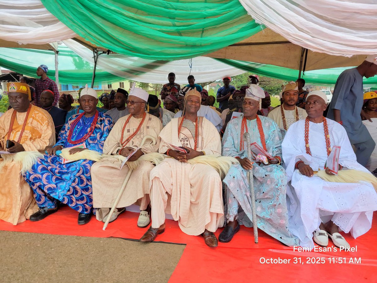 WilliamsEsan's tweet image. 𝐇𝐀𝐏𝐏𝐄𝐍𝐈𝐍𝐆 𝐍𝐎𝐖!

Official commissioning of the Isinbode-Ara-Ikole Road by His Excellency, Former Governor Otunba Niyi Adebayo.

#BAOat3
#BAO4All
#InfrastructureForGrowth
#TheConstructionKing