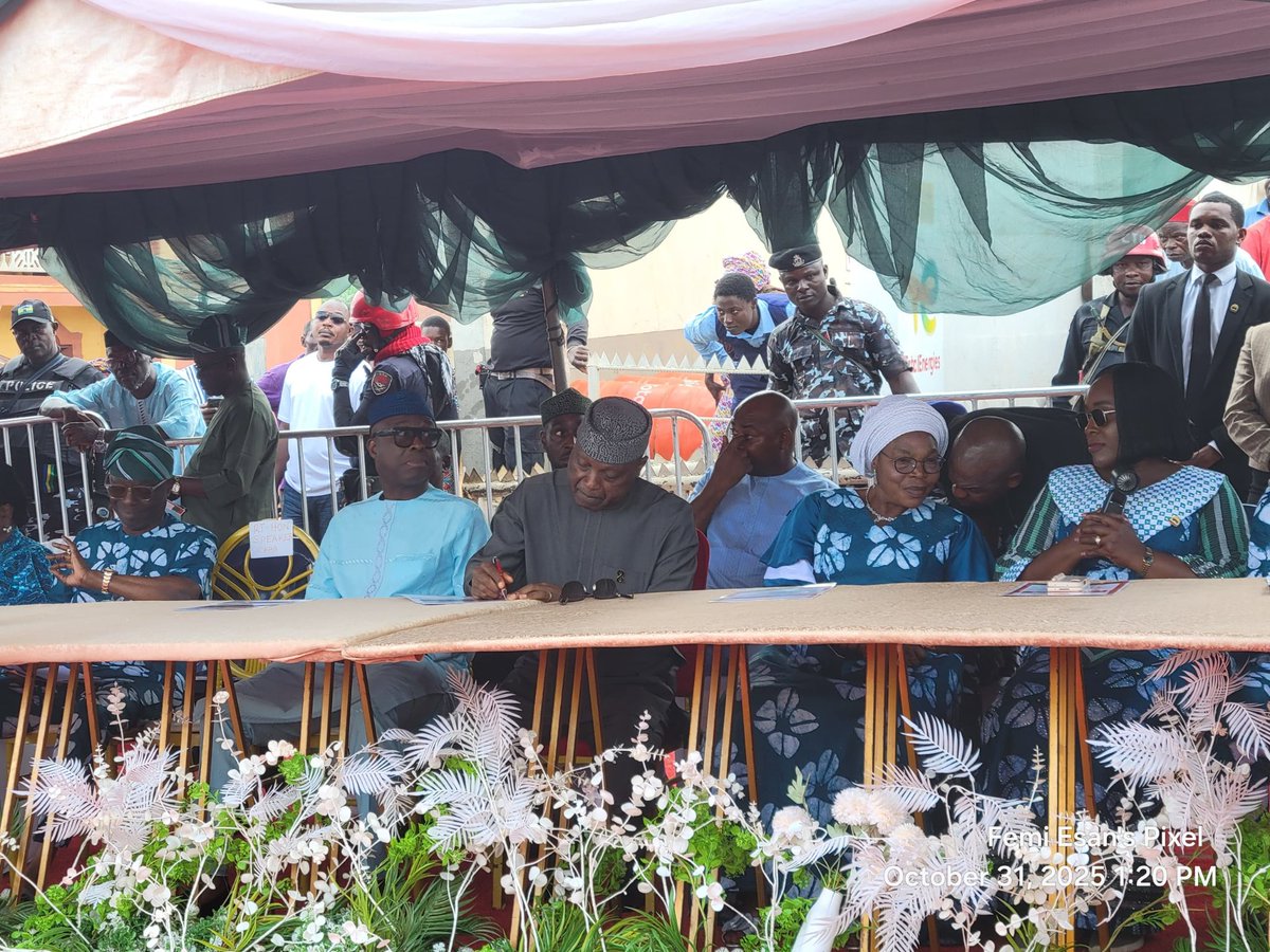 WilliamsEsan's tweet image. 𝐇𝐀𝐏𝐏𝐄𝐍𝐈𝐍𝐆 𝐍𝐎𝐖!

Official commissioning of the Isinbode-Ara-Ikole Road by His Excellency, Former Governor Otunba Niyi Adebayo.

#BAOat3
#BAO4All
#InfrastructureForGrowth
#TheConstructionKing