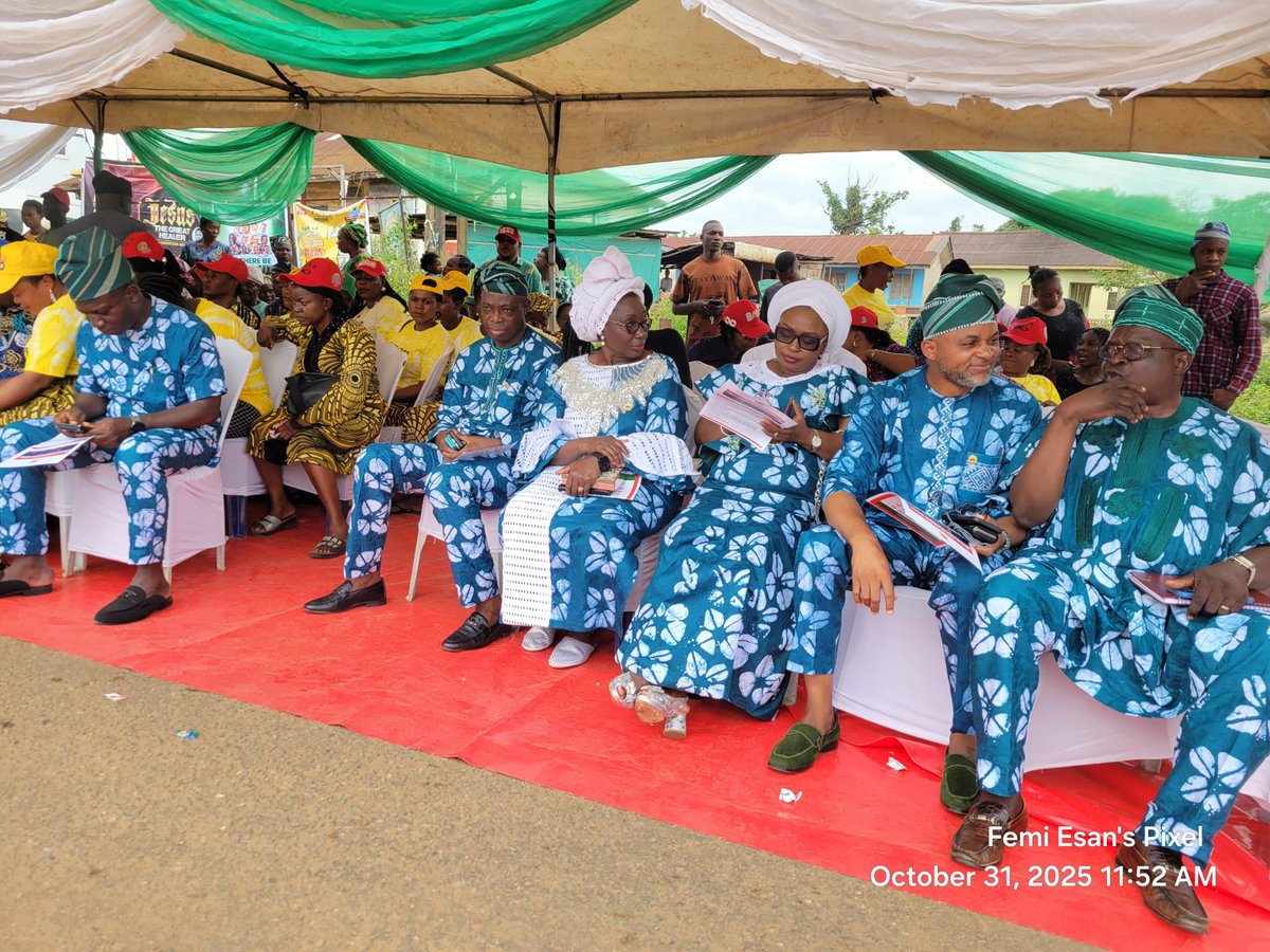 WilliamsEsan's tweet image. 𝐇𝐀𝐏𝐏𝐄𝐍𝐈𝐍𝐆 𝐍𝐎𝐖!

Official commissioning of the Isinbode-Ara-Ikole Road by His Excellency, Former Governor Otunba Niyi Adebayo.

#BAOat3
#BAO4All
#InfrastructureForGrowth
#TheConstructionKing