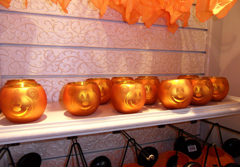 PixiedustDLP's tweet image. Everyone knows which Disney Halloween merchandise was sold this year at Disneyland Paris, but who still remembers which Halloween merchandise was available in 2010? A little reminder… and maybe you even still have some of these items at home. #disneylandparis #disneyhalloween