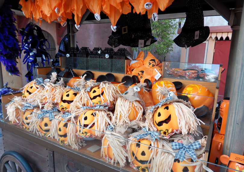 PixiedustDLP's tweet image. Everyone knows which Disney Halloween merchandise was sold this year at Disneyland Paris, but who still remembers which Halloween merchandise was available in 2010? A little reminder… and maybe you even still have some of these items at home. #disneylandparis #disneyhalloween