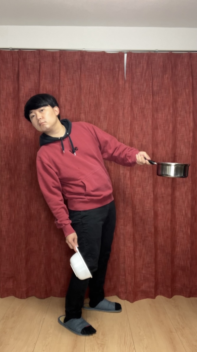 パスタの茹で時間をリビングの時計で確認している人

#地味ハロウィン 
#地味ハロウィン2025
#DPZ