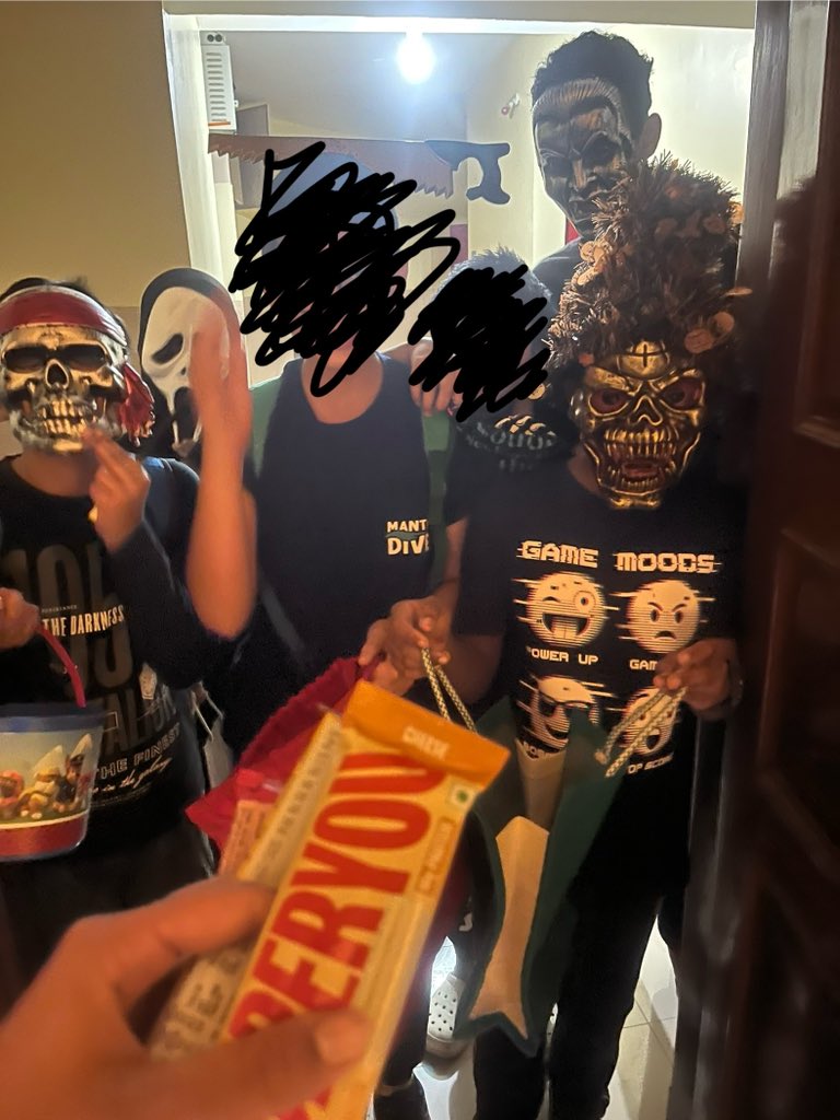 ewyuckugh's tweet image. kids in my apt came trick or treating and this is all i had lmao 🫠
