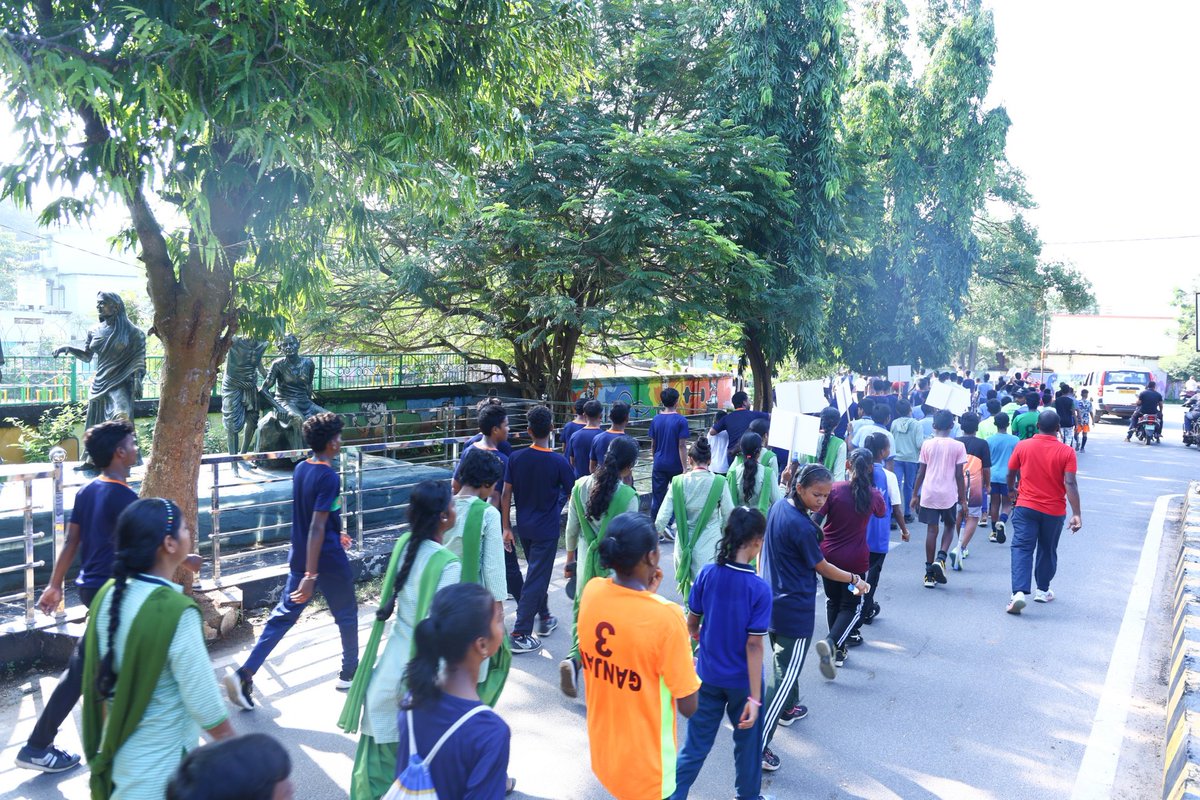 ଲୌହ ମାନବ ସର୍ଦ୍ଦାର ବଲ୍ଲଭ ଭାଇ ପଟେଲଙ୍କ ୧୫୦ ତମ ଜୟନ୍ତୀ ତଥା ରାଷ୍ଟ୍ରୀୟ ଏକତା ଦିବସ ଅବସରରେ ଛତ୍ରପୁର ଷ୍ଟାଡିୟମରୁ ଏକତା ଦୌଡ଼ କାର୍ଯ୍ୟକ୍ରମ ଆୟୋଜିତ ହୋଇଥିଲା। ଏହି କାର୍ଯ୍ୟକ୍ରମକୁ ମାନ୍ୟବର ବିଧାୟକ, ଛତ୍ରପୁର ଓ ଜିଲ୍ଲାପାଳ, ଗଞ୍ଜାମ ସବୁଜ ପତାକା ଦେଖାଇ ଶୁଭାରମ୍ଭ କରିଥିଲେ।
<a href="/CMO_Odisha/">CMO Odisha</a> 
<a href="/IPR_Odisha/">I & PR Department, Odisha</a> 
<a href="/sports_odisha/">Odisha Sports</a>