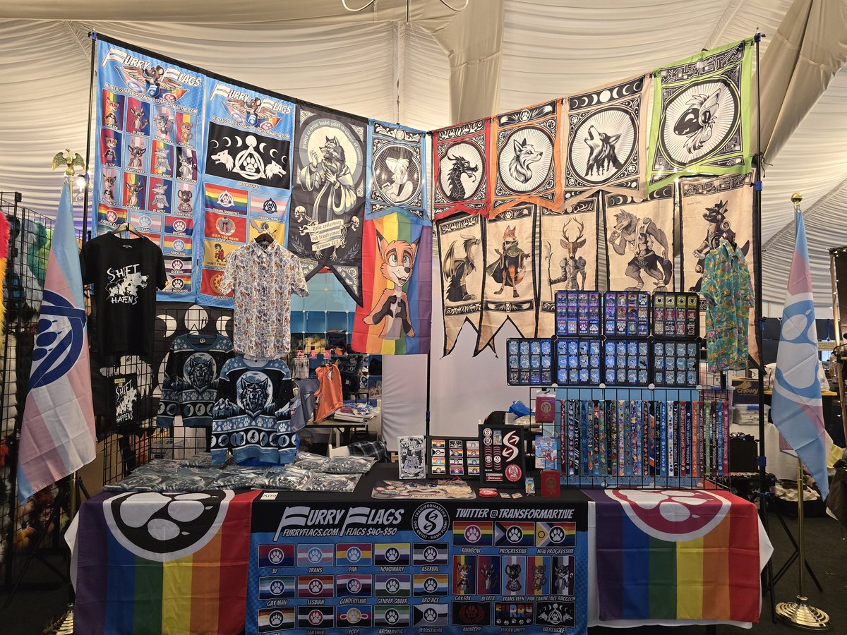 TransformARTive's tweet image. Finally tracked down my packages but it was too late to change my set up but big thanks to the con staff and other dealers for lending me grids and shelves. I&apos;m table A9 in the Dealers Den at @FurpocalypseInc Check out my Werewolf/Animal TF panel at 5pm tonight. Happy Halloween!
