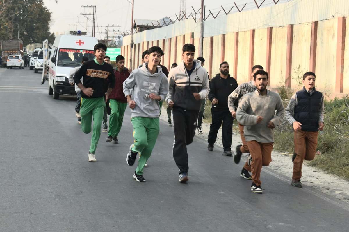 ssppul's tweet photo. #RashtriyaEktaDiwas2025 | #SardarPatel150
Pulwama Police organised a Run for Unity from Shaheed Farooq Chowk to DPL Pulwama to honour bravehearts & celebrate the legacy of Sardar Vallabhbhai Patel.
#PulwamaPolice #UnityInDiversity #PoliceForPeace
@EktaDiwasBharat @JmuKmrPolice https://t.co/BuqxRnm4wK