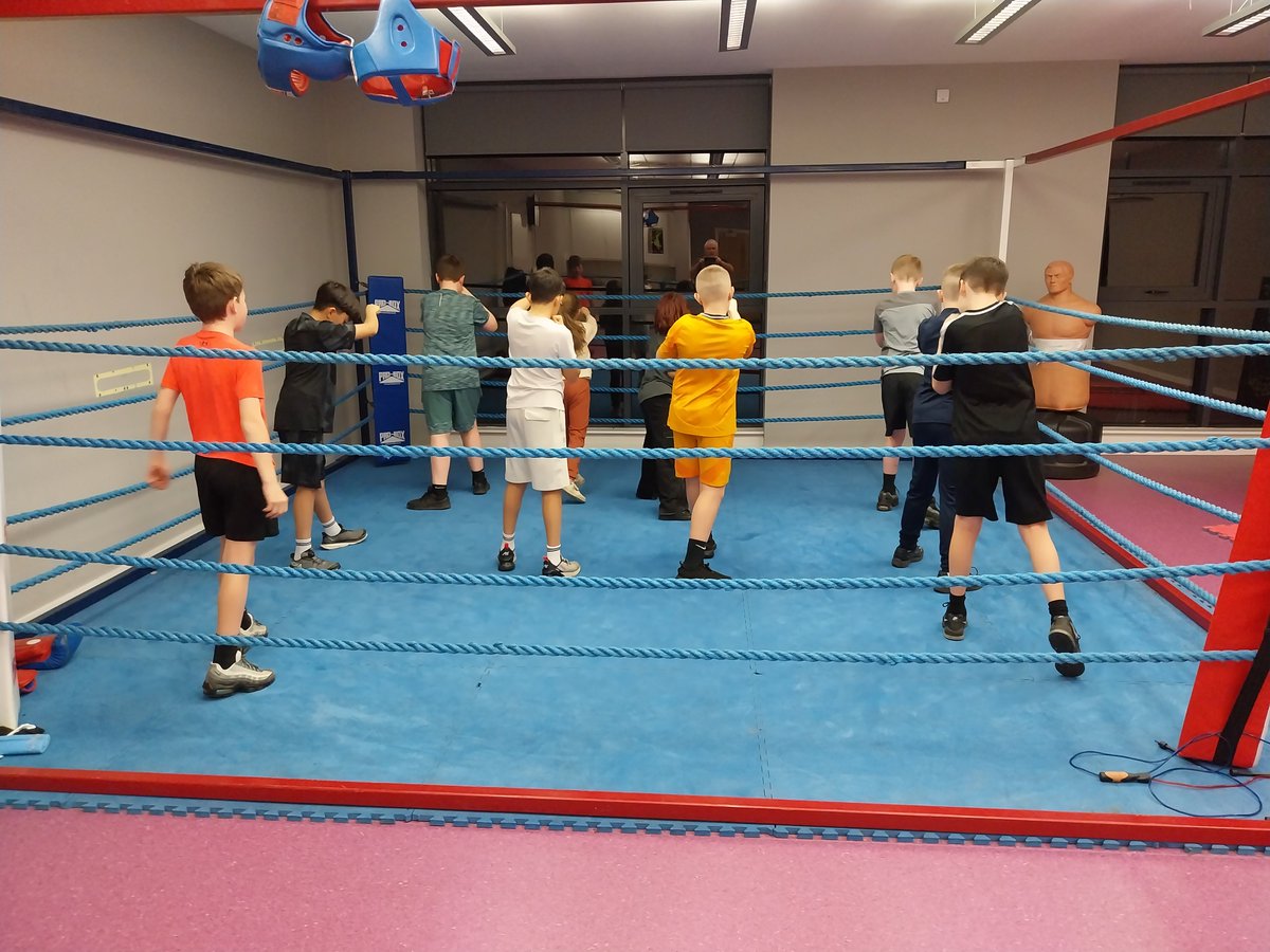PartickBoxing's tweet image. Some of the young people attending training this week. If wishing to attend you can pop along Mon, Tue or Thu evenings at Cadder Community Centre @CadderPrimary @ASGJPAbercorn @ASGCleveden @Maryhill_FC @maryhill_halls @stmarysmaryhill @maryhill