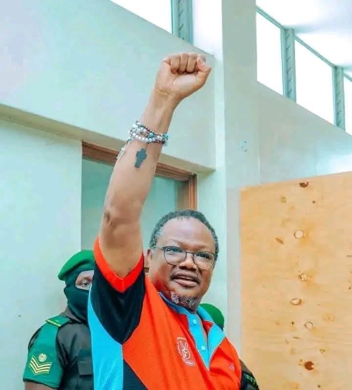 FortisEtLiberIX's tweet image. Tundu Lissu was shot 16 times in an assassination attempt in 2017 by John Magufuli&apos;s regime. 
He survived and is the savior of Tanzanian&apos;s democracy at the moment. 
&quot; Demokrasia haipatikani kwa maombi, inapatikana kwa mapambano&quot;.
I&apos;m so proud of Tanzanians.✊🏾
