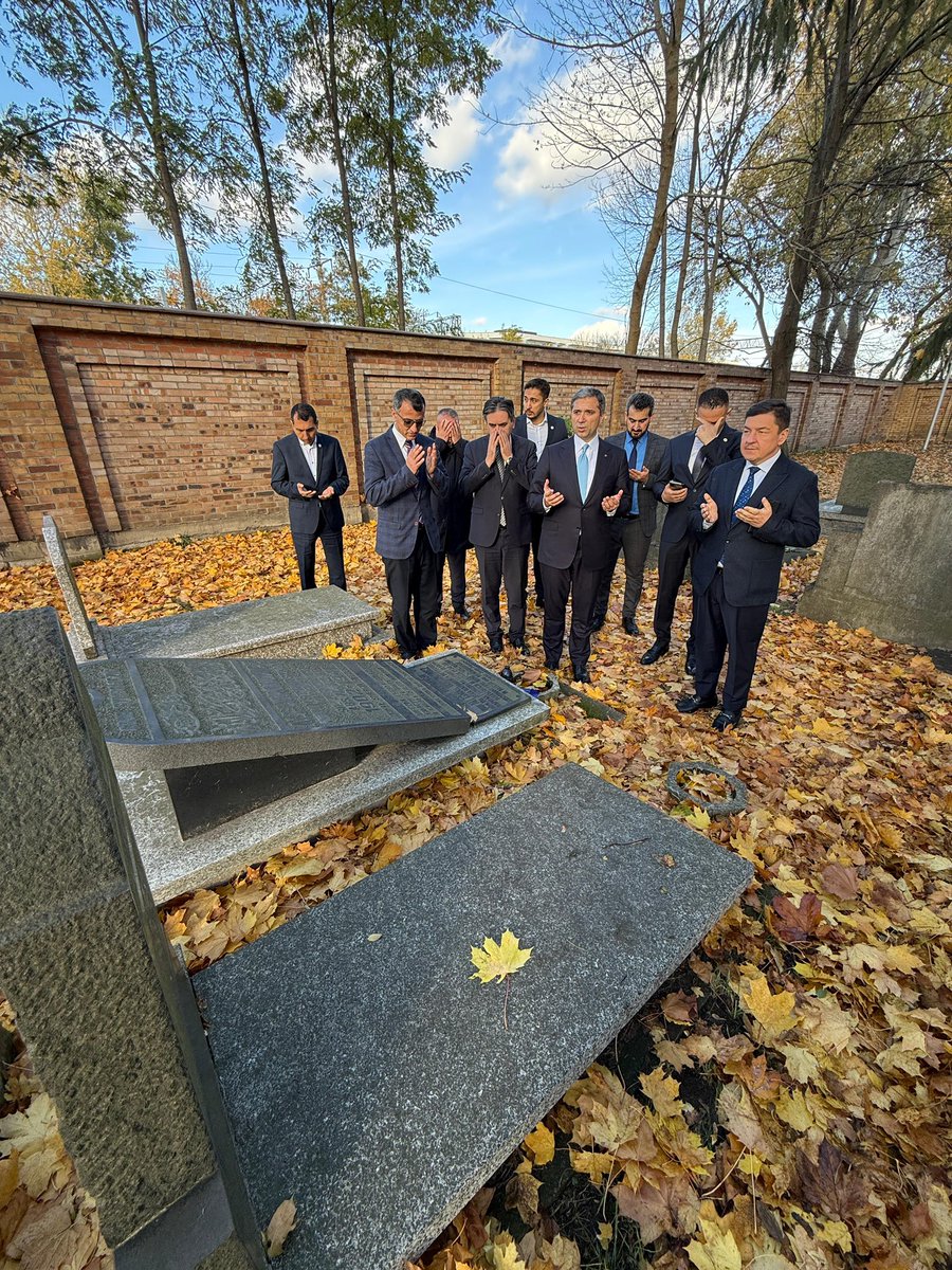 📍Polonya

Polonya temaslarımız kapsamında <a href="/AKPartyForeign/">AK Parti Foreign Affairs</a> Başkan Yardımcımız <a href="/mburaksarman/">Av. M.Burak SARMAN</a> ile Varşova’da bulunan ve Avrupa’nın en eski ibadet merkezi olan Tatarska Camii’nde Cuma namazı sonrası Polonya Müftüsü Tomasz Mıskıewıcz ile bir araya geldik.

Polonya Müftüsü Tomasz