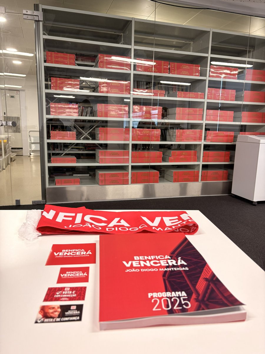 Hoje estivemos no Centro de Documentação e Informação (CDI) e entregámos, para o acervo do Sport Lisboa e Benfica, o nosso programa e alguns itens de promoção da candidatura.

Queremos agradecer à Rita Costa, coordenadora do CDI e à Ana Nascimento, Supervisora do Centro de