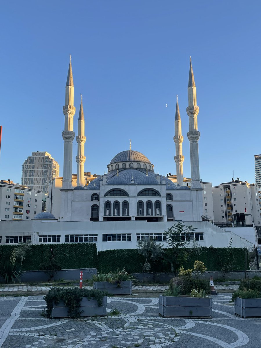 Kalbini yoran her şeyi Allah’a havale et. O vekil olduğunda, ne zulüm kalır ne de zulmeden… Çünkü Allah, her şeyi hakkıyla görendir.
Hayırlı cumalar